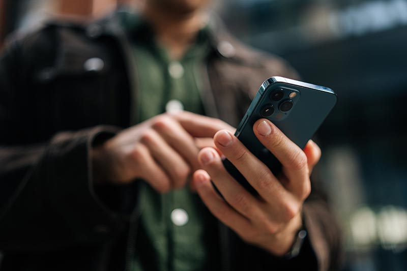 Mann mit smartphone.